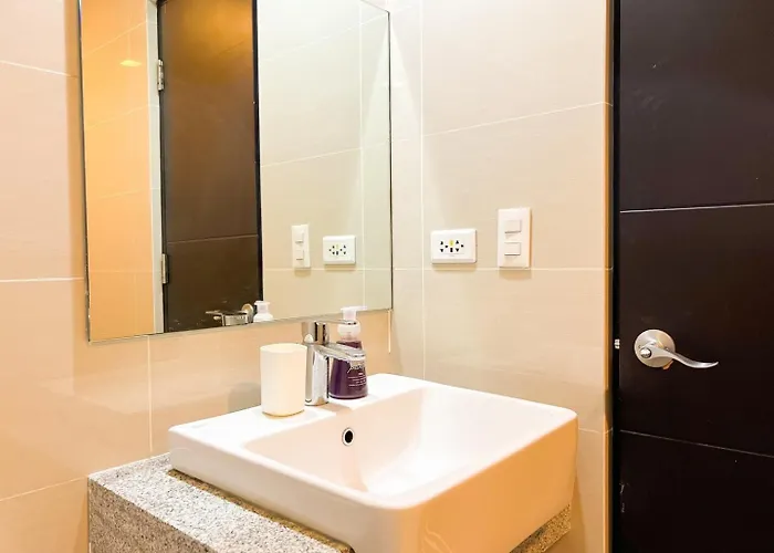 Prime Bgc 1br Near Grand Hyatt & Malls #upt215e Manila